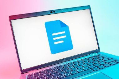 Prag, Çek Cumhuriyeti - 08 01 2025: Google Docs logosunu gösteren dizüstü bilgisayarın yakın görüntüsü. Google Docs metin belgeleri oluşturmak ve düzenlemek için bir platformdur.
