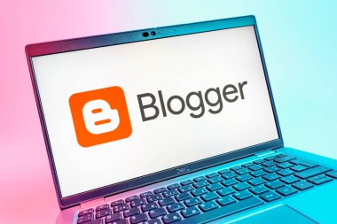 Prag, Çek Cumhuriyeti - 08 01 2025: Blogger logosunu gösteren dizüstü bilgisayarın yakın görüntüsü. Blogger blog oluşturma ve yayınlama için bir platformdur.