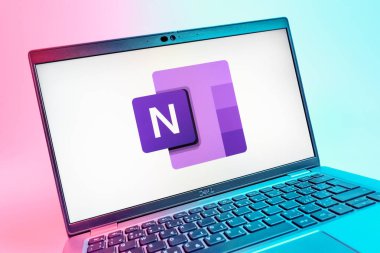 Prag, Çek Cumhuriyeti - 08 01 2025: Microsoft OneNote logosunu gösteren dizüstü bilgisayarın yakın görüntüsü. Microsoft OneNote not almak ve düzenlemek için bir platformdur.