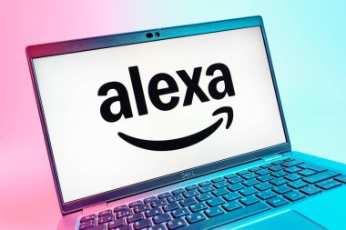 Prag, Çek Cumhuriyeti - 08 01 2025: Alexa logosunu gösteren dizüstü bilgisayarın yakın görüntüsü. Alexa akıllı aygıtlar ve servisler için ses asistanıdır.