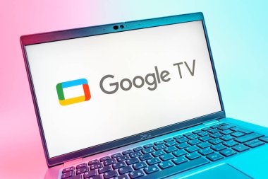 Prag, Çek Cumhuriyeti - 08 01 2025: Google TV logosunu gösteren dizüstü bilgisayarın yakın görüntüsü. Google TV film, program ve uygulamalar için bir platformdur..