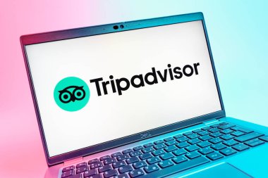 Prag, Çek Cumhuriyeti - 08 01 2025: TripDanışman logosunu gösteren dizüstü bilgisayarın yakın görüntüsü. Seyahat danışmanı seyahat değerlendirmeleri, rezervasyonlar ve tavsiyeler için bir platformdur..