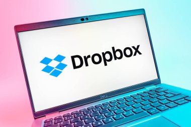 Prag, Çek Cumhuriyeti - 08 01 2025: Dropbox logosunu gösteren dizüstü bilgisayarın yakın görüntüsü. Dropbox bulut depolama ve dosya paylaşımı için bir platformdur.