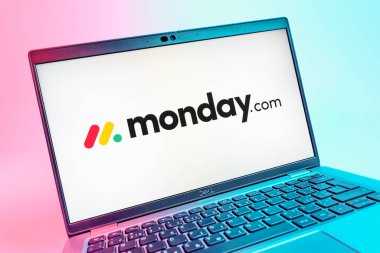 Prag, Çek Cumhuriyeti - 08 01 2025: Monday.com logosunu gösteren dizüstü bilgisayarın yakın görüntüsü. Monday.com proje yönetimi ve takım işbirliği için bir platformdur.