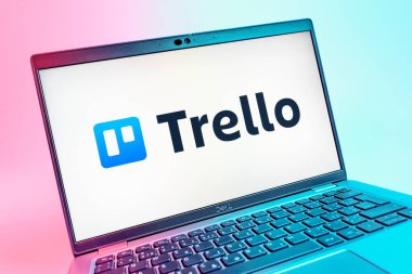 Prag, Çek Cumhuriyeti - 08 01 2025: Trello logosunu gösteren dizüstü bilgisayarın yakın görüntüsü. Trello, tahta ve görevleri kullanarak proje yönetimi için bir platformdur.