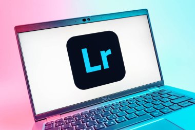 Prag, Çek Cumhuriyeti - 08 01 2025: Lightroom logosunu gösteren dizüstü bilgisayarın yakın görüntüsü. Lightroom fotoğraf düzenleme ve yönetim için bir yazılımdır..
