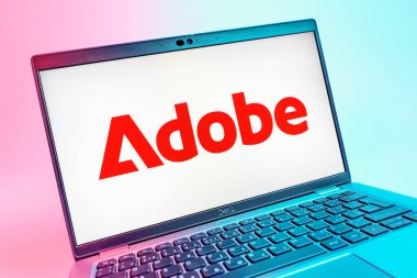 Prag, Çek Cumhuriyeti - 08 01 2025: Adobe logosunu gösteren dizüstü bilgisayarın yakın görüntüsü. Adobe yaratıcı araçlar ve hizmetler sunan bir yazılım şirketidir..