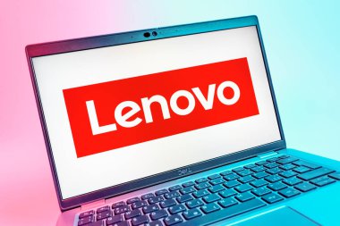 Prag, Çek Cumhuriyeti - 08 01 2025: Lenovo logosunu gösteren dizüstü bilgisayarın yakın görüntüsü. Lenovo bilgisayar ve elektronik üreten bir teknoloji şirketidir..