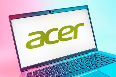 Prag, Çek Cumhuriyeti - 08 01 2025: Acer logosunu gösteren dizüstü bilgisayarın yakın görüntüsü. Acer bilgisayar ve elektronik üreten bir teknoloji şirketidir..
