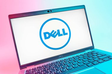 Prag, Çek Cumhuriyeti - 08 01 2025: Dell logosunu gösteren dizüstü bilgisayarın yakın görüntüsü. Dell bilgisayar ve bilişim çözümleri üreten bir teknoloji şirketidir..