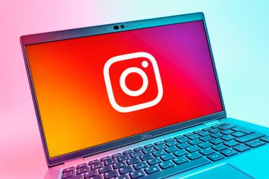 Prag, Çek Cumhuriyeti - 08 01 2025: Instagram logosunu gösteren dizüstü bilgisayarın yakın görüntüsü. Instagram fotoğraf ve video paylaşımı için bir sosyal medya platformudur..