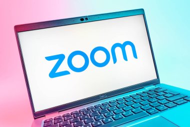 Prag, Çek Cumhuriyeti - 08 01 2025: Zoom logosunu gösteren dizüstü bilgisayarın yakın görüntüsü. Zoom video toplantıları ve çevrimiçi işbirliği için bir platform.