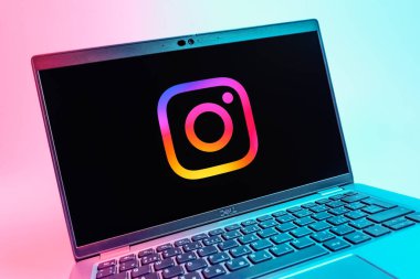 Prag, Çek Cumhuriyeti - 08 01 2025: Instagram logosunu gösteren dizüstü bilgisayarın yakın görüntüsü. Instagram fotoğraf ve video paylaşımı için bir sosyal medya platformudur..