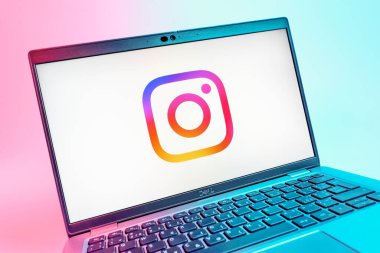 Prag, Çek Cumhuriyeti - 08 01 2025: Instagram logosunu gösteren dizüstü bilgisayarın yakın görüntüsü. Instagram fotoğraf ve video paylaşımı için bir sosyal medya platformudur..