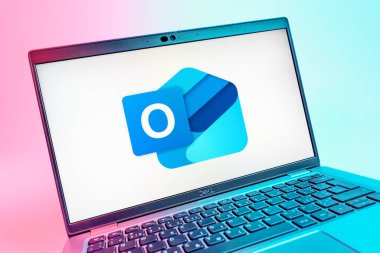Prag, Çek Cumhuriyeti - 08 01 2025: Outlook logosunu gösteren dizüstü bilgisayarın yakın görüntüsü. Outlook iletileri göndermek ve yönetmek için bir e- posta platformudur.