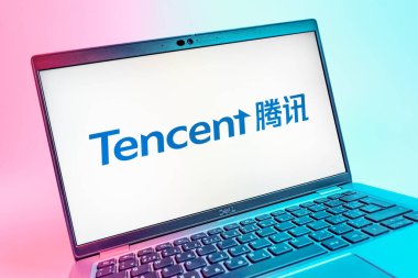 Prag, Çek Cumhuriyeti - 08 01 2025: Tencent logosunu gösteren dizüstü bilgisayarın yakın görüntüsü. Tencent internet hizmetleri ve oyunlar sağlayan bir teknoloji şirketidir..
