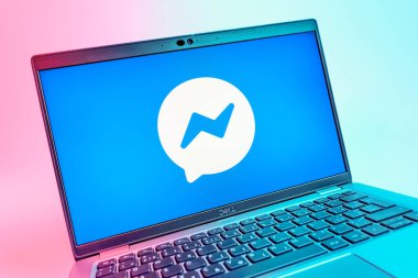 Prag, Çek Cumhuriyeti - 08 01 2025: Messenger logosunu gösteren dizüstü bilgisayarın yakın görüntüsü. Haberci Facebook 'ta mesajlaşma ve sohbet için bir platformdur.