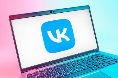 Prag, Çek Cumhuriyeti - 08 01 2025: VK logosunu gösteren dizüstü bilgisayarın yakın görüntüsü. VK, içeriği bağlamak ve paylaşmak için bir sosyal medya platformudur..