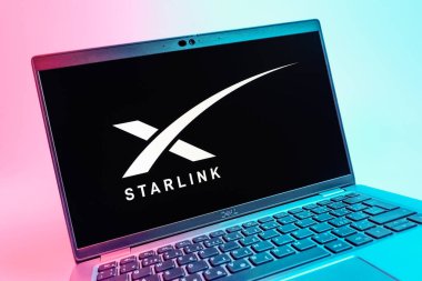Prag, Çek Cumhuriyeti - 08 01 2025: Starlink logosunu gösteren dizüstü bilgisayarın yakın görüntüsü. Starlink küresel bağlantı sağlayan bir uydu internet hizmetidir.