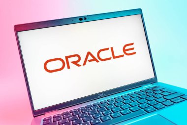 Prag, Çek Cumhuriyeti - 08 01 2025: Kahin logosunu gösteren dizüstü bilgisayarın yakın görüntüsü. Kahin, veritabanı yazılımı ve bulut çözümleri sağlayan bir şirkettir..