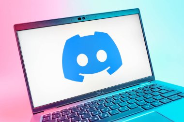 Prag, Çek Cumhuriyeti - 08 01 2025: Discord logosunu gösteren dizüstü bilgisayarın yakın görüntüsü. Discord ses, video ve metin iletişimi için bir platformdur..
