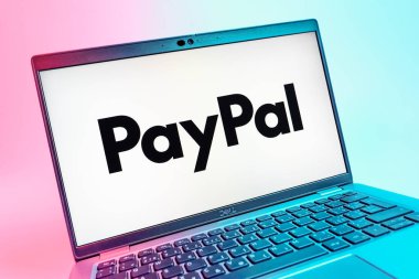 Prag, Çek Cumhuriyeti - 08 01 2025: PayPal logosunu gösteren dizüstü bilgisayarın yakın görüntüsü. PayPal çevrimiçi ödemeler ve para transferleri için bir platformdur.