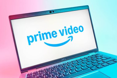 Prag, Çek Cumhuriyeti - 08 01 2025: Prime video logosunu gösteren dizüstü bilgisayarın yakın görüntüsü. Asal video, filmler ve TV programları için bir yayın platformudur..