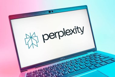 Prag, Çek Cumhuriyeti - 08 01 2025: Perplexity logosunu gösteren dizüstü bilgisayarın yakın görüntüsü. Karışıklık yapay zeka destekli bir arama ve soru cevaplama platformudur.
