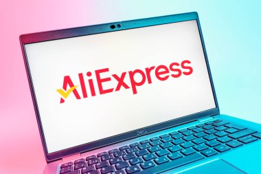 Prag, Çek Cumhuriyeti - 08 01 2025: AliExpress logosunu gösteren dizüstü bilgisayarın yakın görüntüsü. AliExpress, küresel çapta bir alışveriş ürünleri çevrimiçi pazarıdır..