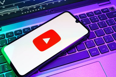 Prag, Çek Cumhuriyeti - 08 18 2025: Klavyede bir cep telefonu Youtube logosu sergiler. Youtube dünya çapında videoları izlemek ve paylaşmak için bir platform.