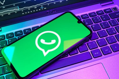 Prag, Çek Cumhuriyeti - 08 18 2025: Klavyede WhatsApp logosu gösteren bir cep telefonu. WhatsApp mesaj, çağrı ve medya göndermek için bir uygulamadır.