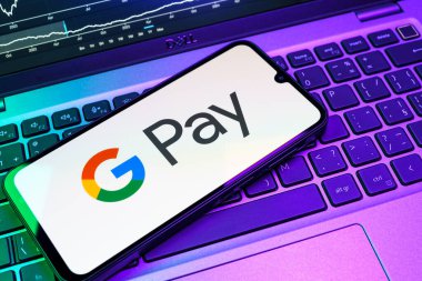 Prag, Çek Cumhuriyeti - 08 18 2025: Google Pay logosunu gösteren bir cep telefonu. Google Pay kolay ve güvenli dijital ödemeler için bir platformdur.