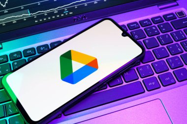 Prag, Çek Cumhuriyeti - 08 18 2025: Bir klavyede bir cep telefonu Google Drive logosu görüntüler. Google Drive dosyaları çevrimiçi depolamak ve paylaşmak için bir platformdur.