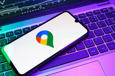 Prag, Çek Cumhuriyeti - 08 18 2025: Bir klavyede bir cep telefonu Google Maps logosu görüntüler. Google Maps haritalar, navigasyon ve konum hizmetleri için bir platformdur.