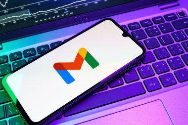 Prag, Çek Cumhuriyeti - 08 18 2025: Bir klavyede bir cep telefonu Google Gmail logosunu görüntüler. Google Gmail, mesaj göndermek ve almak için kullanılan bir e-posta servisidir..