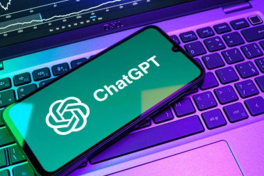 Prag, Çek Cumhuriyeti - 08 18 2025: Klavyede bir cep telefonu ChatGPT logosu sergiler. ChatGPT metin üretmek ve soruları cevaplamak için bir yapay zeka sohbet robotudur..