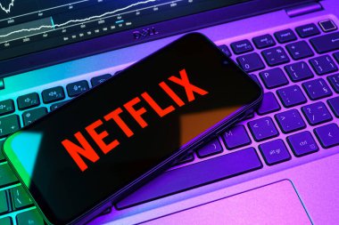 Prag, Çek Cumhuriyeti - 08 18 2025: Klavyede bir cep telefonu Netflix logosunu gösterir. Netflix sinema ve televizyon programları için bir yayın platformudur..
