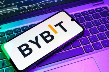 Prag, Çek Cumhuriyeti - 08 18 2025: Klavyede bir cep telefonu Bybit logosunu gösterir. Bybit şifreli para ve türev ticareti için bir platformdur.