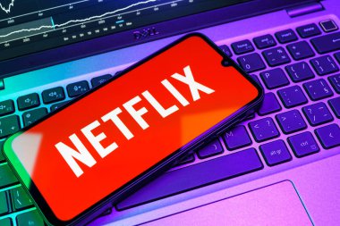 Prag, Çek Cumhuriyeti - 08 18 2025: Klavyede bir cep telefonu Netflix logosunu gösterir. Netflix sinema ve televizyon programları için bir yayın platformudur..