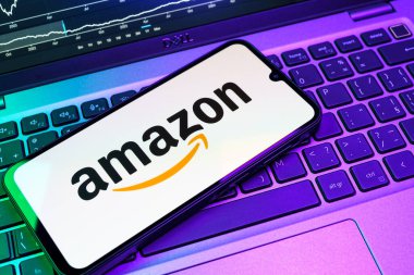 Prag, Çek Cumhuriyeti - 08 18 2025: Klavyede bir cep telefonu Amazon logosu sergiler. Amazon, alışveriş ürünleri ve hizmetleri için çevrimiçi bir platformdur..