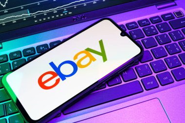 Prag, Çek Cumhuriyeti - 08 18 2025: Bir klavyede cep telefonu ebay logosu sergiler. eBay, mal alıp satmak için çevrimiçi bir pazardır..