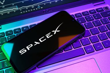 Prag, Çek Cumhuriyeti - 08 18 2025: Klavyede bir cep telefonu SpaceX logosu sergiler. SpaceX uzay keşfi ve roket fırlatmaları için özel bir şirkettir..