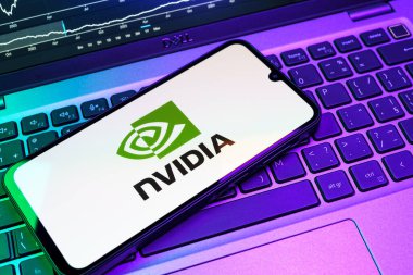 Prag, Çek Cumhuriyeti - 08 18 2025: Klavyede bir cep telefonu NVIDIA logosu sergiler. NVIDIA, GPU ve yapay zeka donanımı alanında uzmanlaşmış bir teknoloji şirketidir..