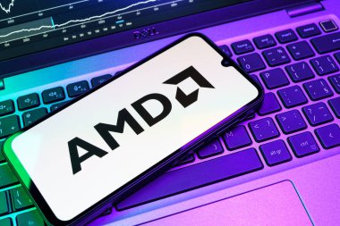 Prag, Çek Cumhuriyeti - 08 18 2025: Klavyede bir cep telefonu AMD logosu sergiler. AMD, işlemci ve işlemci üreten yarı iletken bir şirkettir..