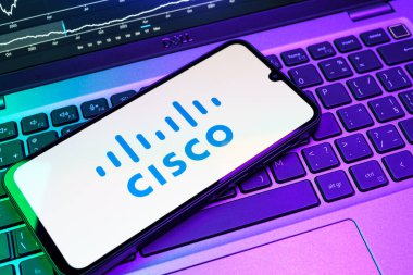 Prag, Çek Cumhuriyeti - 08 18 2025: Klavyede bir cep telefonu Cisco logosunu gösteriyor. Cisco ağ kurma ve iletişim çözümleri sağlayan bir teknoloji şirketi..