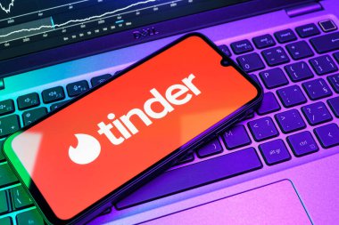 Prag, Çek Cumhuriyeti - 08 18 2025: Tinder logosu klavyede bir cep telefonunda görülüyor. Tinder insanları eşleştirmek ve bağlamak için bir randevu uygulaması.