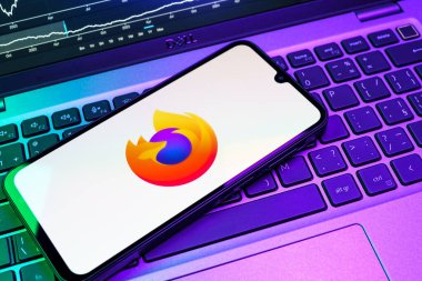 Prag, Çek Cumhuriyeti - 08 18 2025: Klavyede bir cep telefonu Firefox logosu sergiler. Firefox hızlı ve güvenli internet taraması için bir web tarayıcısıdır.