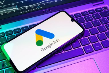 Prag, Çek Cumhuriyeti - 08 18 2025: Bir klavyede bir cep telefonu Google Ads logosu görüntüler. Google Reklamları, çevrimiçi reklamlar yaratmak ve yönetmek için bir platformdur.