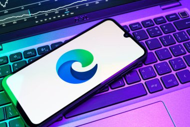 Prag, Çek Cumhuriyeti - 08 18 2025: Klavyede Edge logosunu gösteren bir cep telefonu. Edge, Microsoft tarafından Windows aygıtları için geliştirilen bir web tarayıcısıdır..