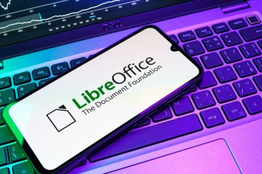 Prag, Çek Cumhuriyeti - 08 18 2025: Klavyede bir cep telefonu LibreOffice logosu sergiler. LibreOffice, dokümanlar, hesap tabloları ve sunumlar oluşturmak için özgür bir yazılım takımıdır..